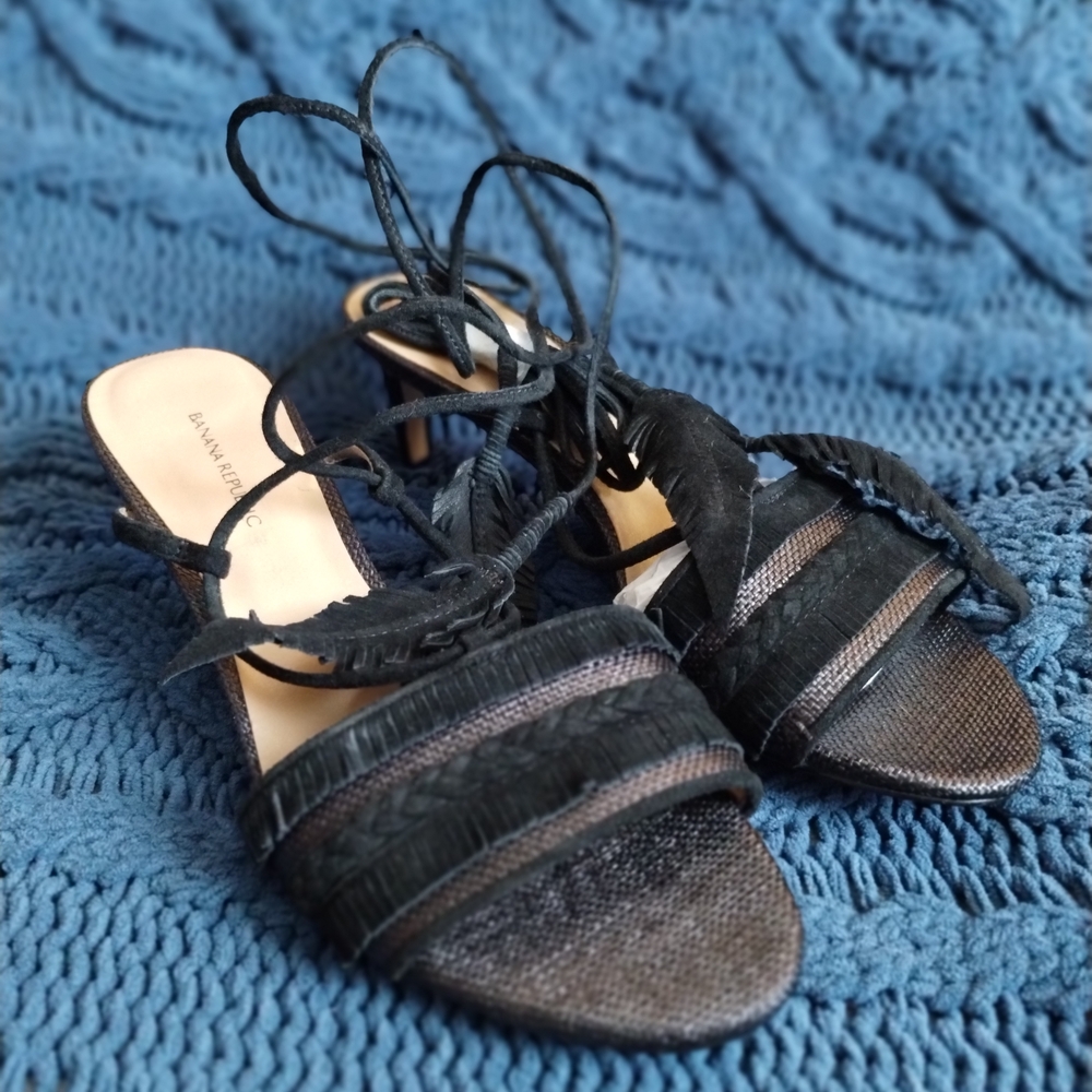 Banana Republic Black Textured Sandals Size 8.5 – Brand New With Flaw